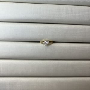 Anel Solitário Coração Cristal